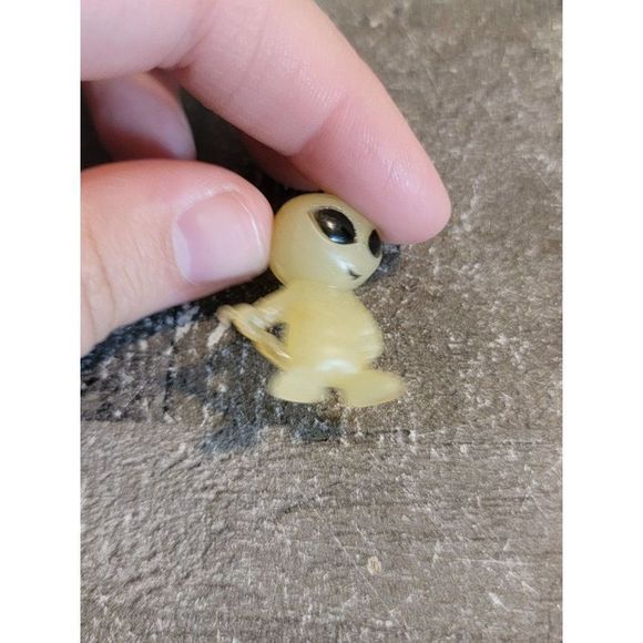 Mini alien umbrella businessman glow-in-the-dark toy figure - Picture 2 of 3